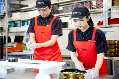すし桶に盛り付ける様子