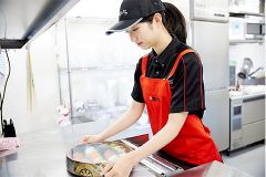 配送用にラップをかける様子