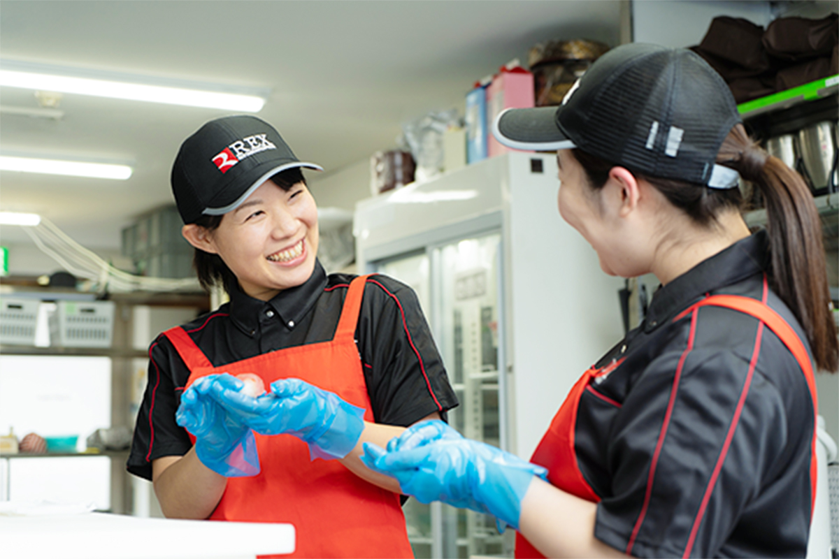 厨房でスタッフと作業する調理スタッフ