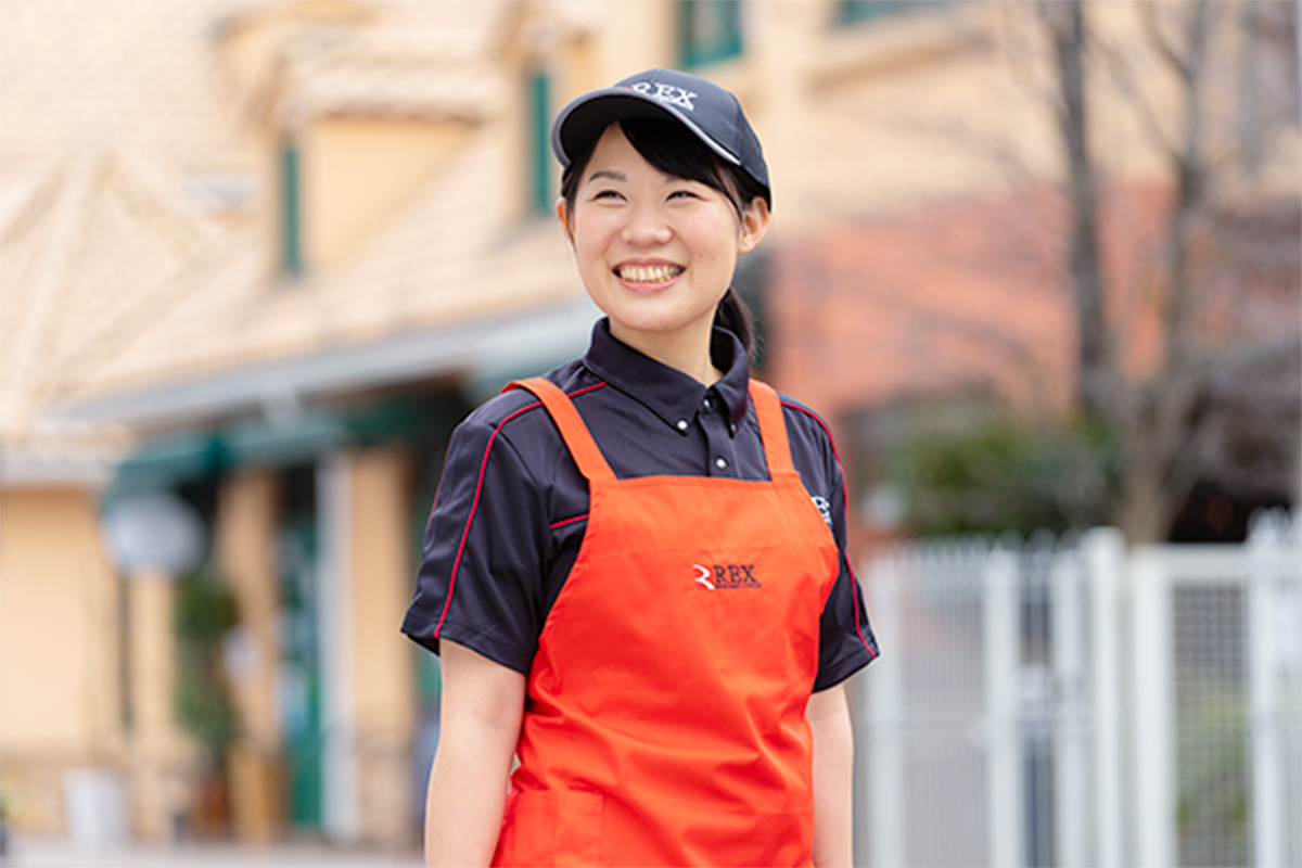 店舗で笑顔を見せる調理スタッフ