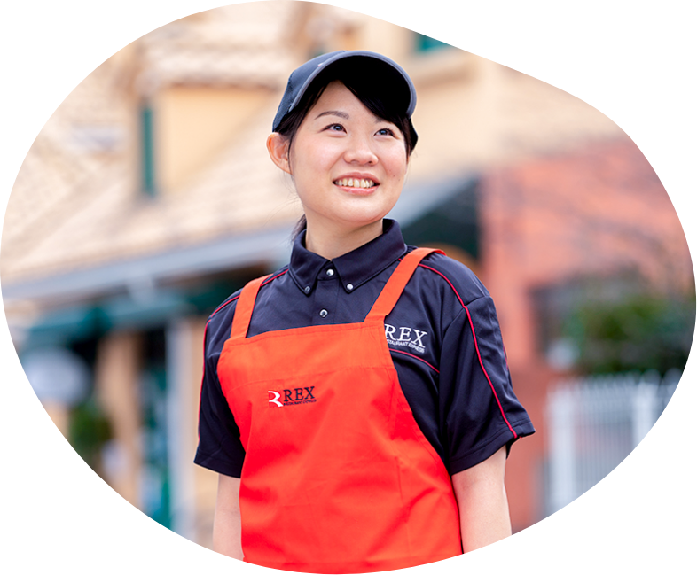 店舗前で笑顔を見せる調理スタッフ