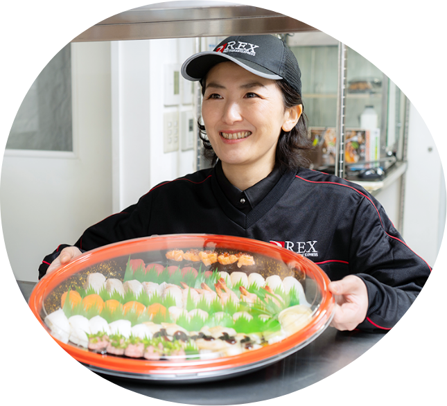 調理した商品を持つスタッフ