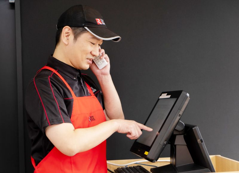 店舗で電話対応をするTさん