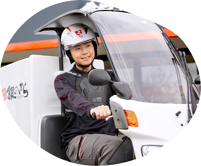 配達用バイクに乗るデリバリースタッフのKさん