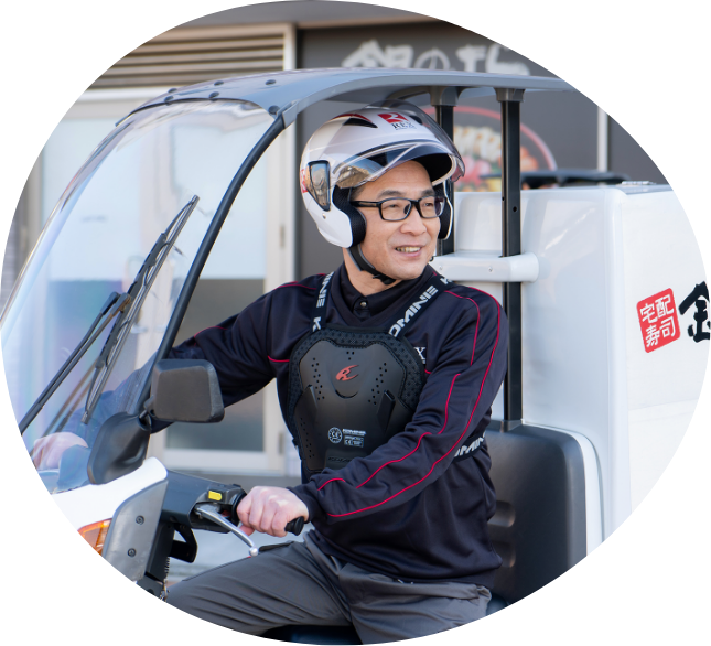 配達用バイクで配達するデリバリースタッフのHさん