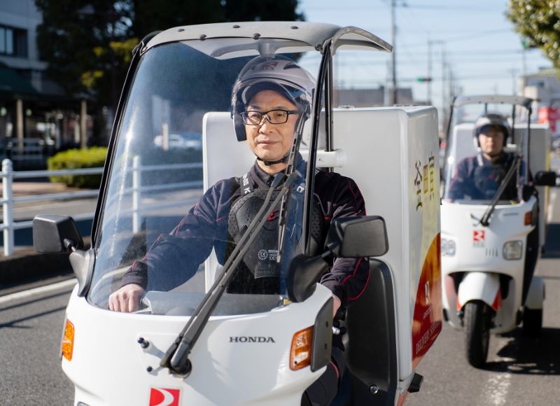配達用バイクで出発するHさん