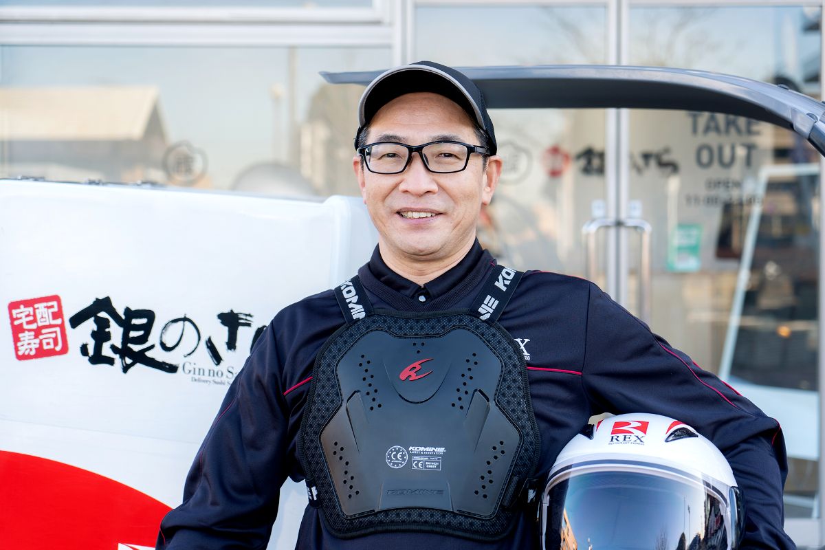 配達用ヘルメットを持つHさん