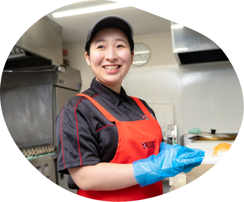 笑顔で調理をしているSさん