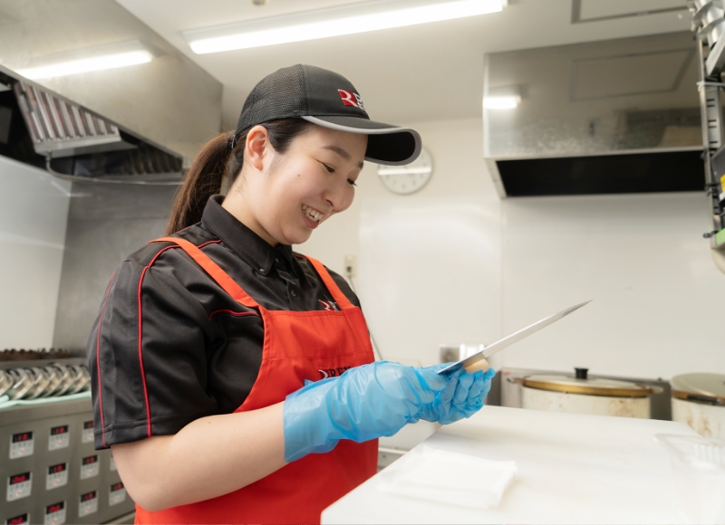 包丁を使って料理の具材を切るSさん